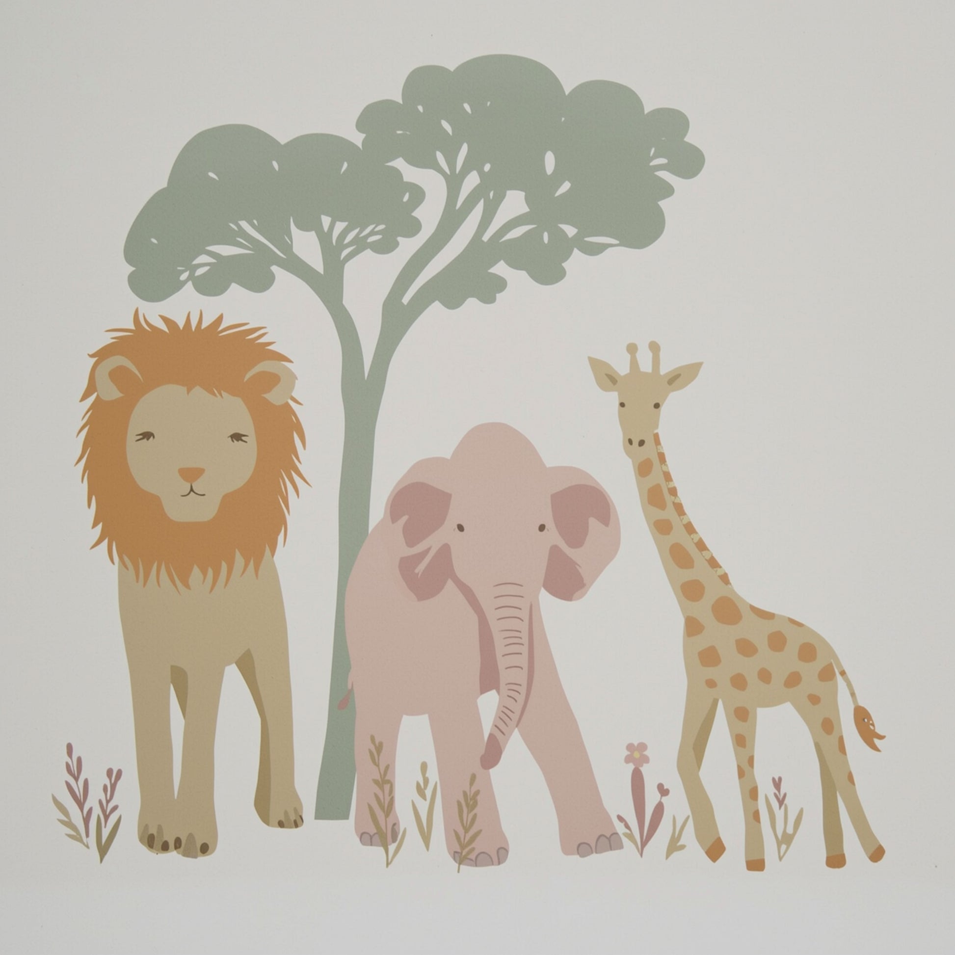 Safari dieren canvas schilderij met gele leeuw, roze olifant en beige giraf onder grote grijsgroene boom op witte achtergrond — kinderkamer wanddecoratie
