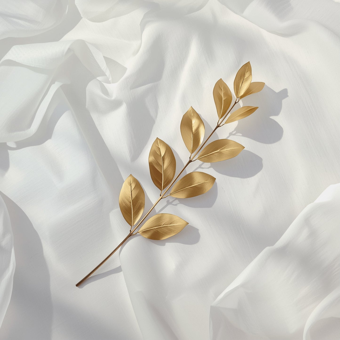 Botanisch schilderij met warme goudbeige bladtak met ovale blaadjes liggend op zijdezacht wit satijnen fond met subtiele plooien – luxueus sereen wall art print voor de logeerkamer
