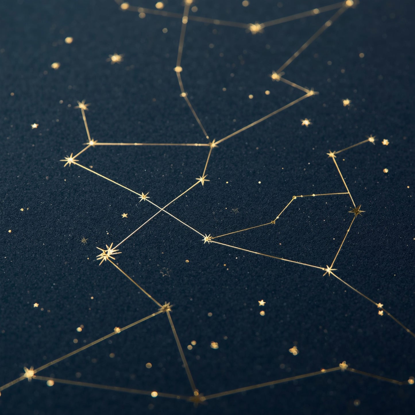 Sterrenbeeld constellatie canvas schilderij met gouden sterren en lijnen op donkerblauwe nachtelijke hemel — kinderkamer wanddecoratie
