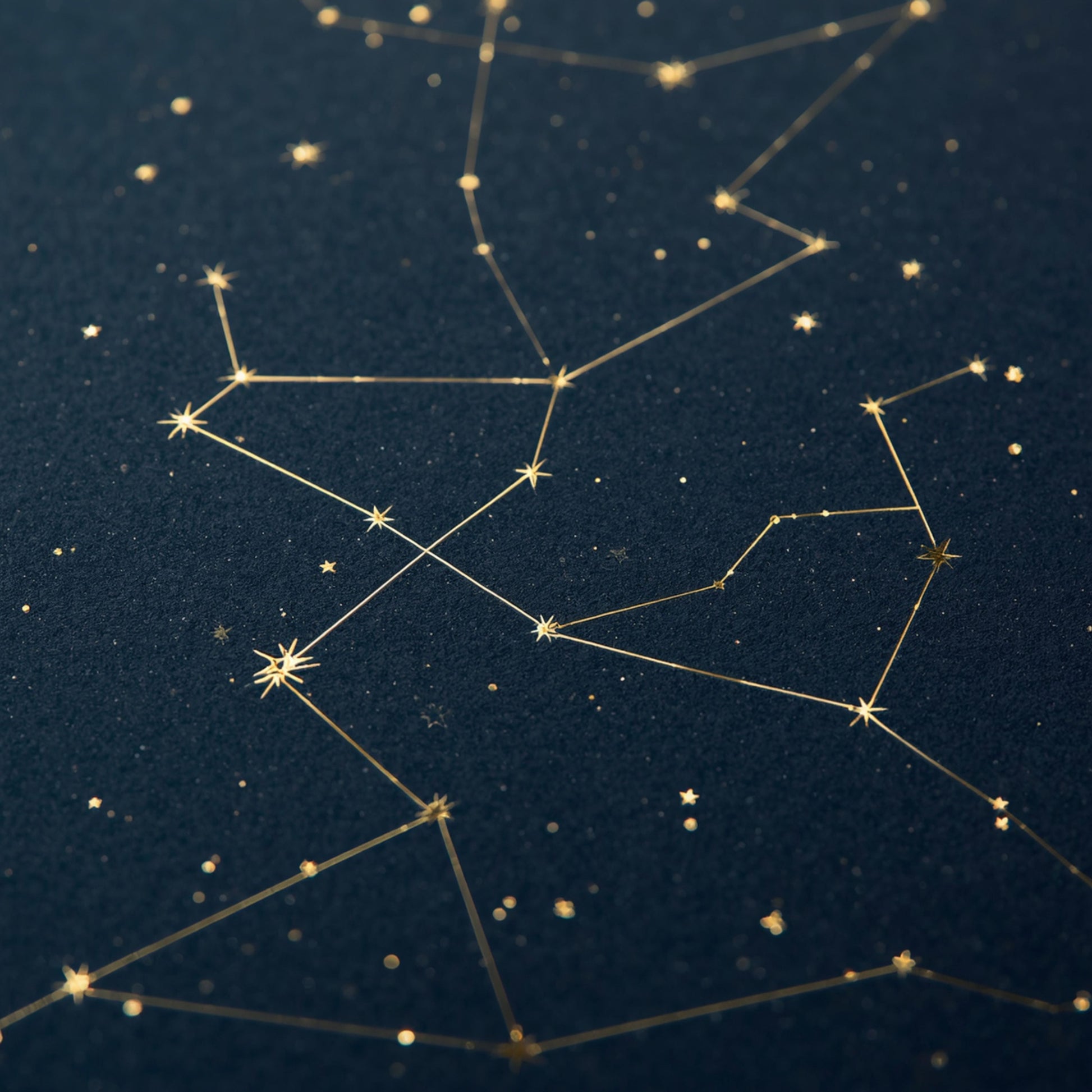 Sterrenbeeld constellatie canvas schilderij met gouden sterren en lijnen op donkerblauwe nachtelijke hemel — kinderkamer wanddecoratie
