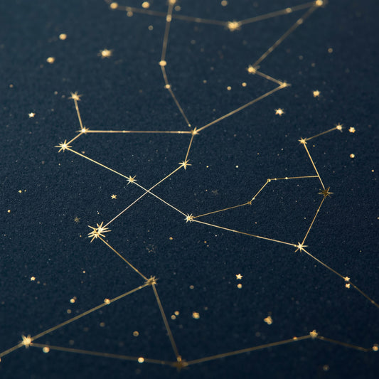 Sterrenbeeld constellatie canvas schilderij met gouden sterren en lijnen op donkerblauwe nachtelijke hemel — kinderkamer wanddecoratie

