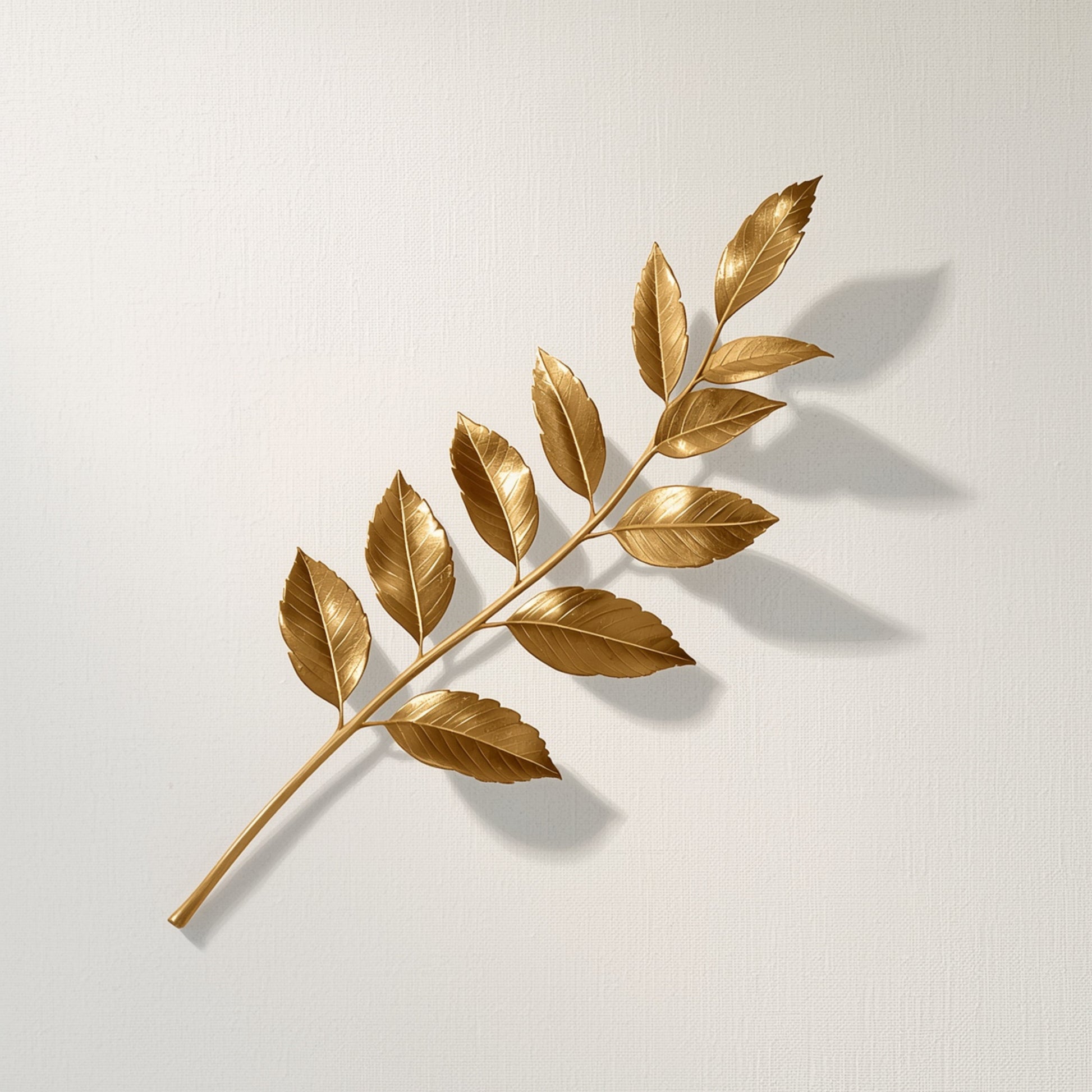 Botanisch schilderij met glanzende gouden lauriertak met rijke bladeren en subtiel schaduwspel op helder wit fond – luxueus tijdloos wall art print voor de logeerkamer
