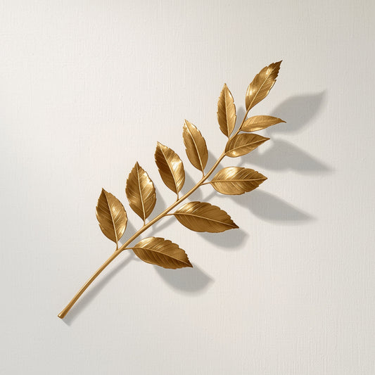 Botanisch schilderij met glanzende gouden lauriertak met rijke bladeren en subtiel schaduwspel op helder wit fond – luxueus tijdloos wall art print voor de logeerkamer
