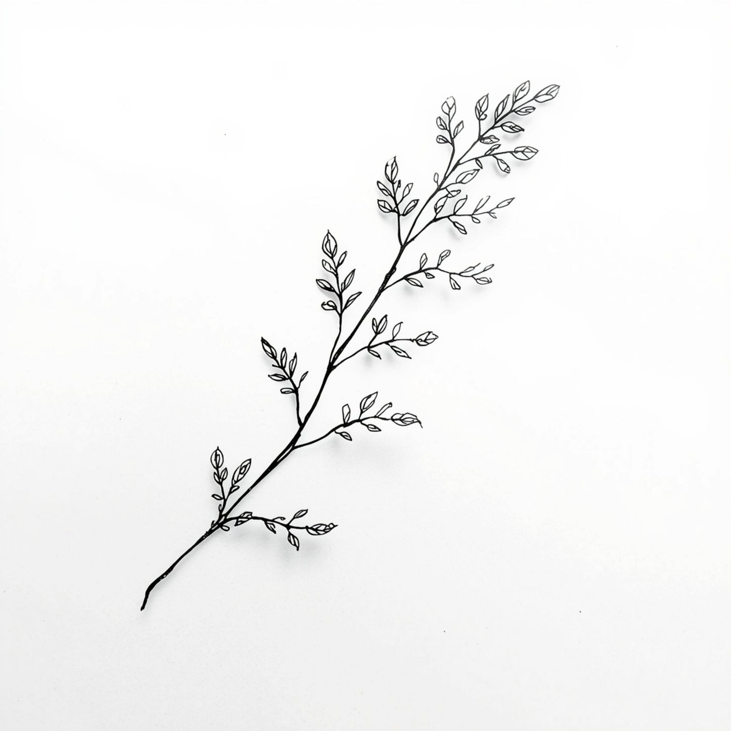 Minimalistisch schilderij met fijne zwarte kruidentak met kleine delicate blaadjes in lichte diagonale compositie op helder wit fond – sereen naturel wall art print voor de logeerkamer
