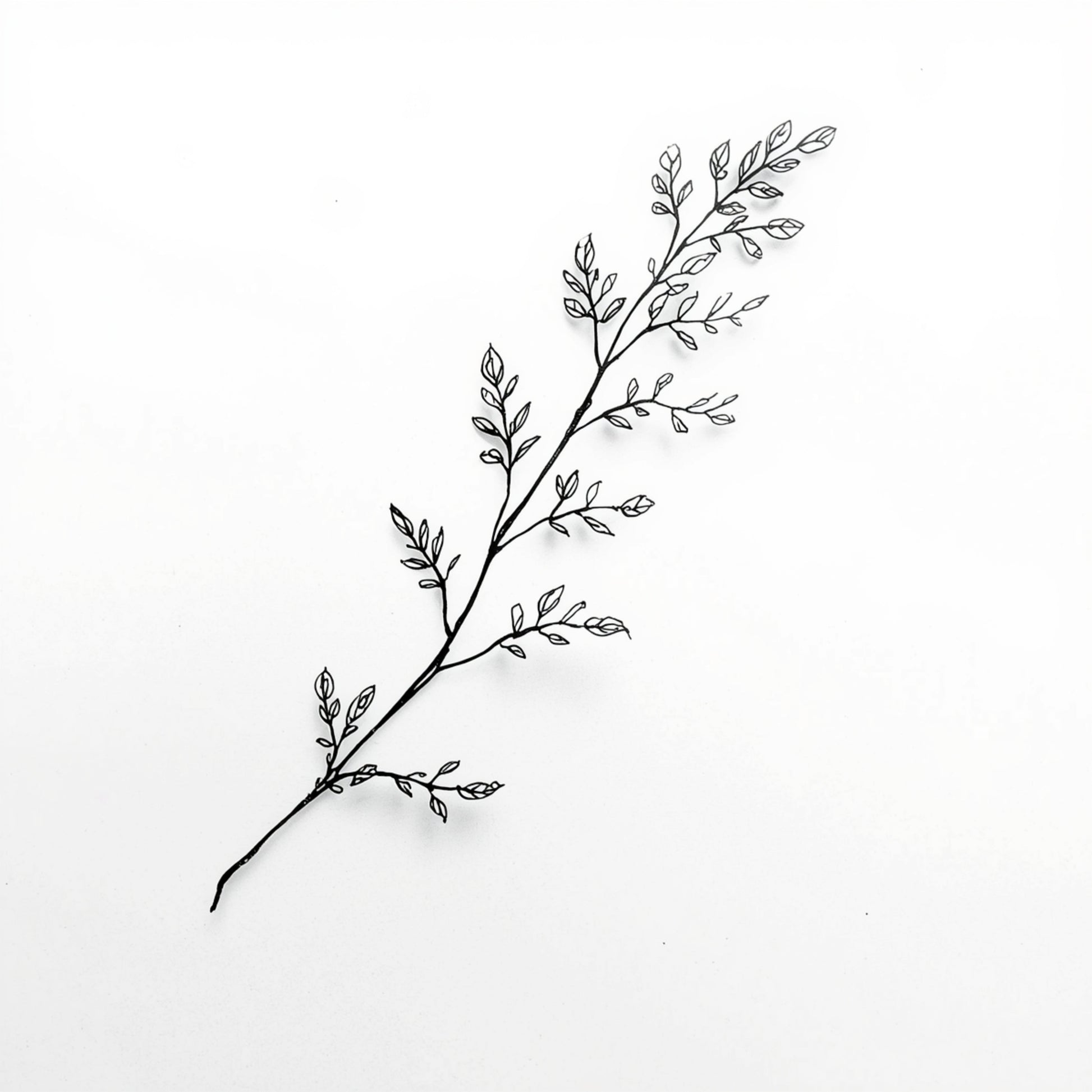 Minimalistisch schilderij met fijne zwarte kruidentak met kleine delicate blaadjes in lichte diagonale compositie op helder wit fond – sereen naturel wall art print voor de logeerkamer
