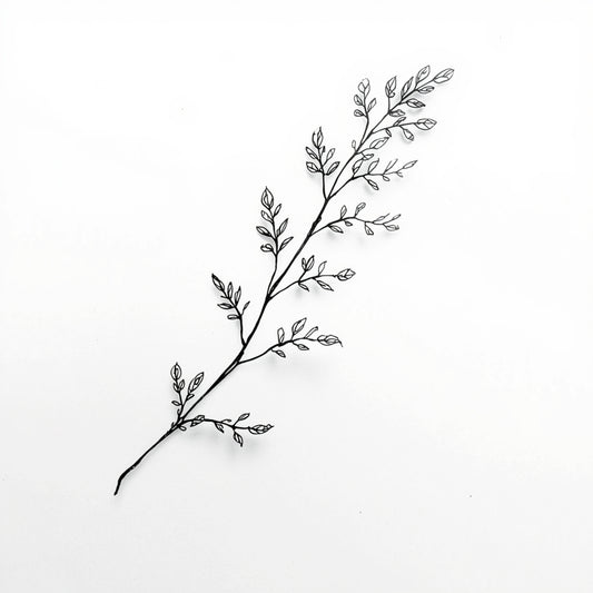 Minimalistisch schilderij met fijne zwarte kruidentak met kleine delicate blaadjes in lichte diagonale compositie op helder wit fond – sereen naturel wall art print voor de logeerkamer
