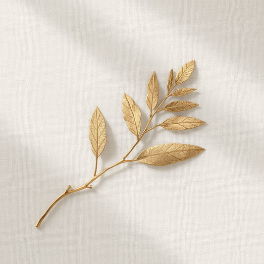 Botanisch schilderij met warme goudbeige droge bladtak met ovale blaadjes en subtiel schaduwspel op warm crème fond – naturel elegant wall art print voor de logeerkamer
