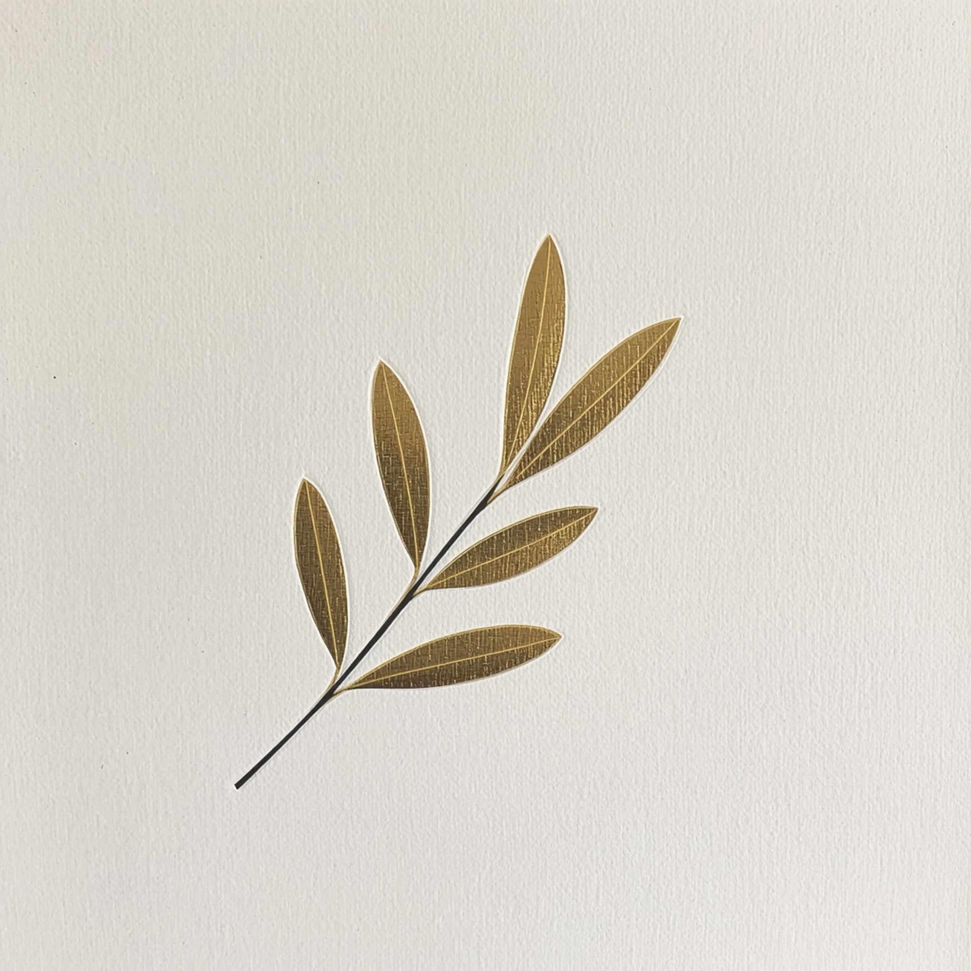 Minimalistisch botanische olijftak canvas schilderij met olijfgroene blaadjes op witte achtergrond — keuken wanddecoratie
