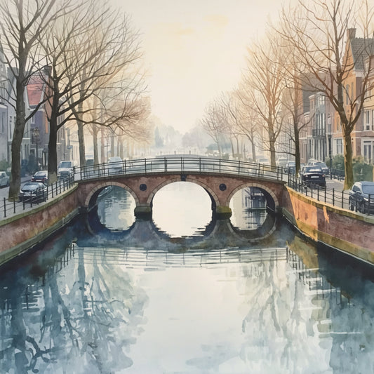 Klassiek gracht brug schilderij met historische stenen boogbrug over rustige winterse gracht, kale bomen langs de oever, karakteristieke grachtpanden op de achtergrond en zachte grijsbeige winterreflecties in het stille water – aquarel wall art print
